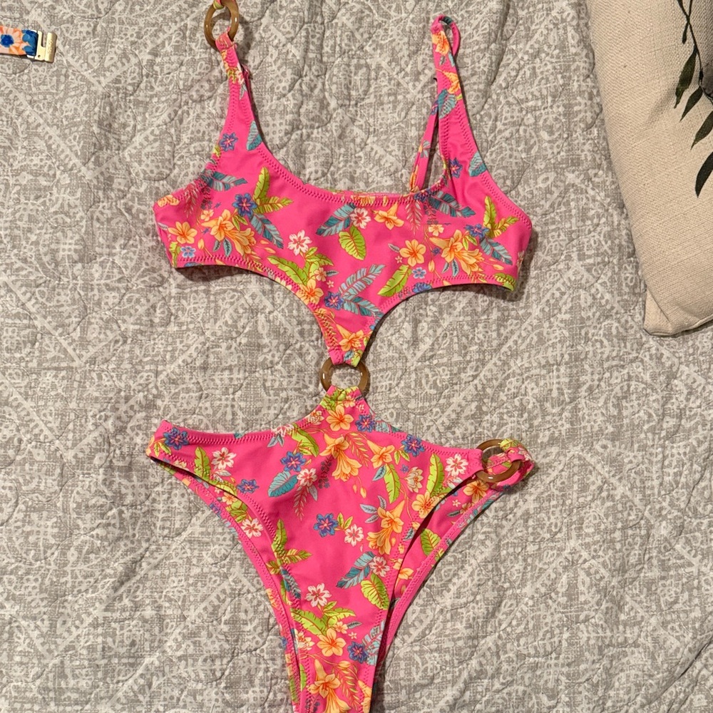 Kulani Kinis Retro Ring Cutout One-Piece Swimsuit in Pink Floral size M
